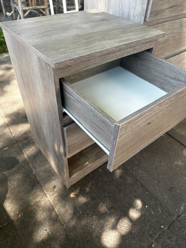 Comoda 4 Cajones + 2 Mesas De Luz 2 Cajones Nebraska Gris