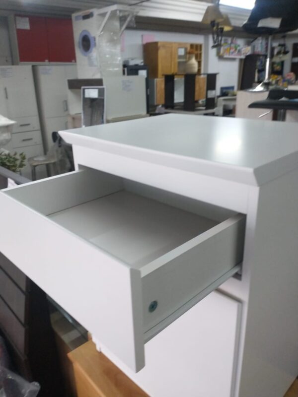 Mesa De Luz Para Sommier- Mdf Laqueado Prisma 70 X 50 X 38