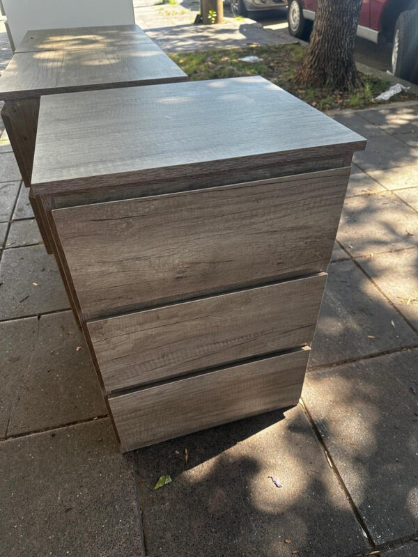 Mesa De Luz Para Sommier 3 Cajones. 63-42-37 Nebraska Gris