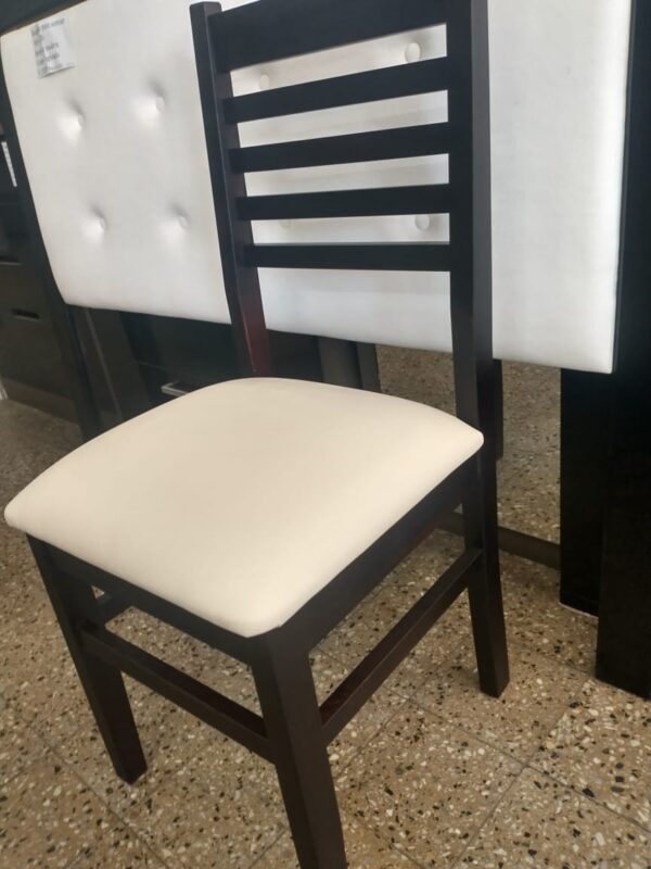 Silla Pacifico. Pino Lustrada. Asiento Tapizado Respaldo Mad