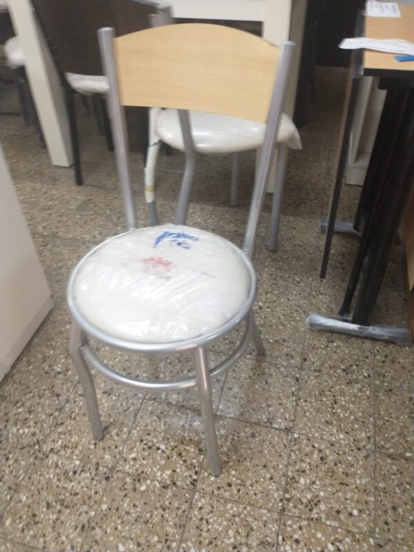 Sillas De Caño Reforzado. Vienes Con Respaldo De Madera.