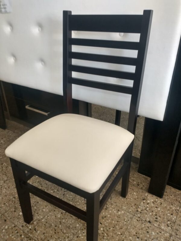 Silla Pacifico. Pino Lustrada. Asiento Tapizado Respaldo Mad