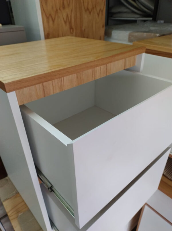 Mesa De Luz 2 Cajones. Tapa Paraiso- Laqueado Blanco. Visby