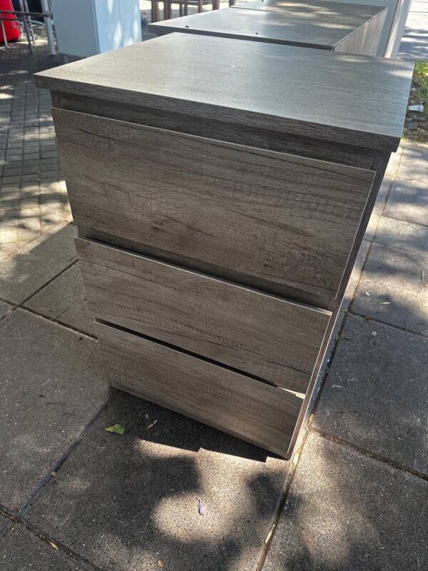 Mesa De Luz Para Sommier 3 Cajones. 63-42-37 Nebraska Gris