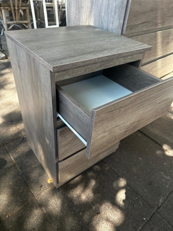 Mesa De Luz Para Sommier 3 Cajones. 63-42-37 Nebraska Gris